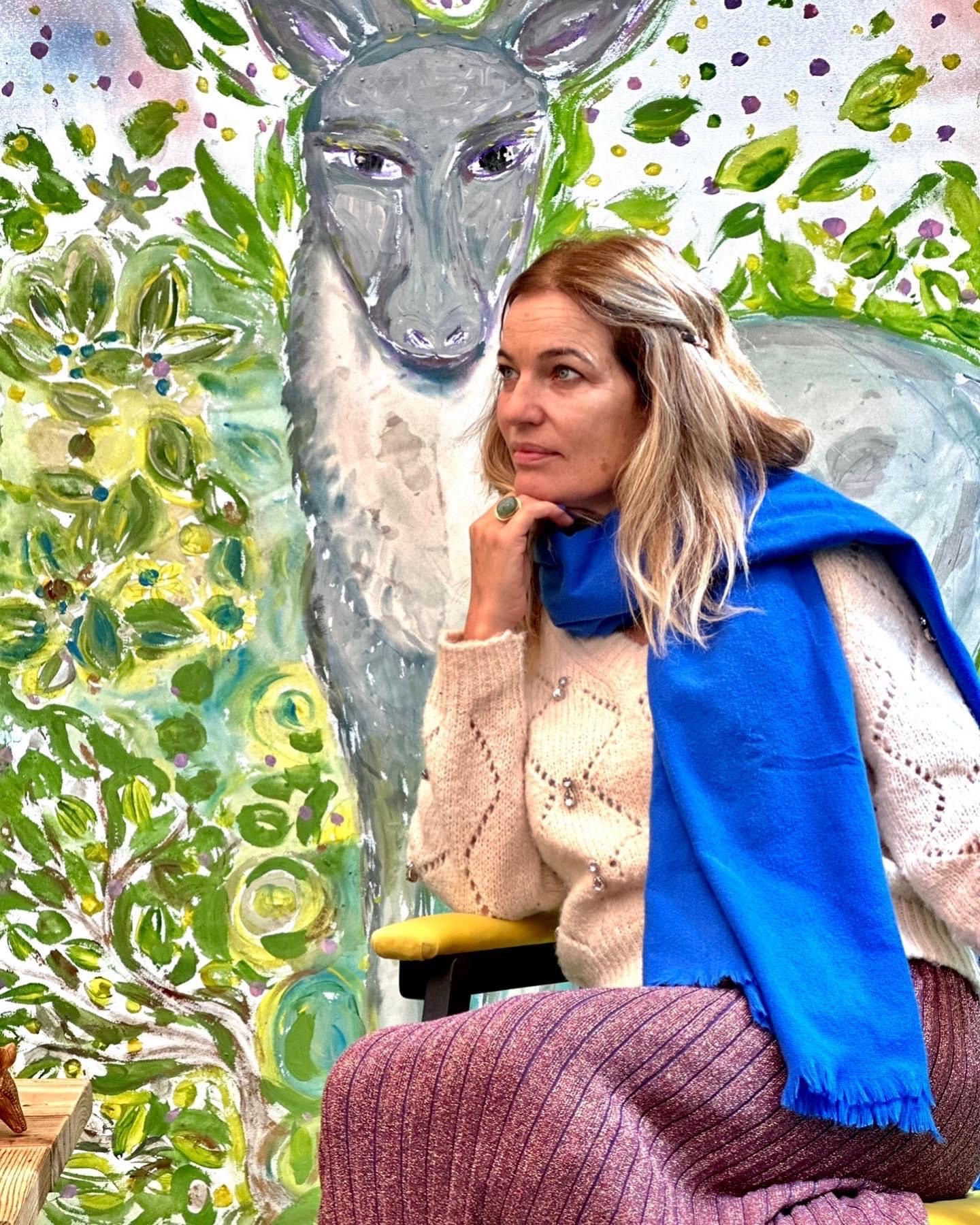 Verena Matzen em frente a mural pintado por ela